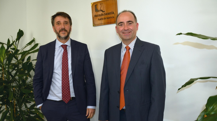 Rubén Marín, jefe de Explotación de la Autoridad Portuaria de Valencia (APV), y José Luis Aznar, responsable de la Marca de Garantía y secretario de los Consejos de Calidad de la APV. Foto Loli Dolz.