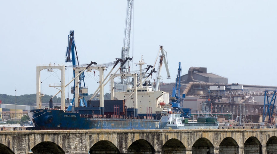 El Puerto de Bayona trabaja en la puesta en marcha de una l&iacute;nea regular de contenedores