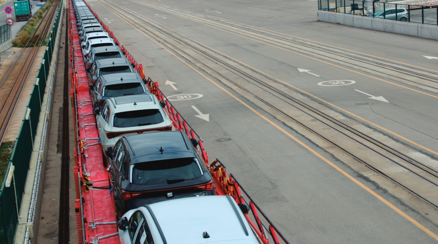 El proyecto de inserción del carril métrico en la vía 1 (en la imagen con vagones cargados de coches) se llevará a cabo durante el mes de agosto para generar la menor afectación posible al tráfico ferroviario del Puerto de Barcelona. En la foto también se aprecian la via de paso (extremo izquierdo) y las vías 2 y 3 (al lado derecho de la vía 1). Foto M.V.