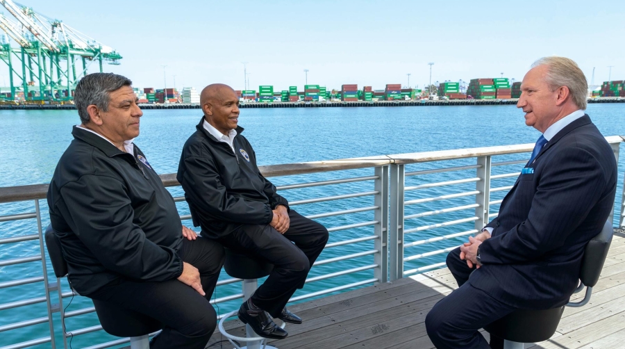 El CEO del Puerto de Los Ángeles, Gene Seroka, se entrevistó con los líderes del sindicato de estibadores ILWU.
