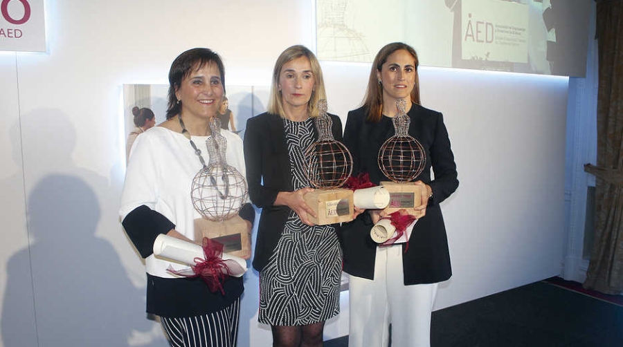 Elvira Gallego (centro), junto con las otras dos directivas premiadas: Lourdes Moreno, directora gerente y socia de Bolueta Engineering Group (izquierda), e Iratxe Zuluaga, directora gerente y accionista de Ariadna Instruments (Ariadna Grid) y Merytronic. Foto J.P.