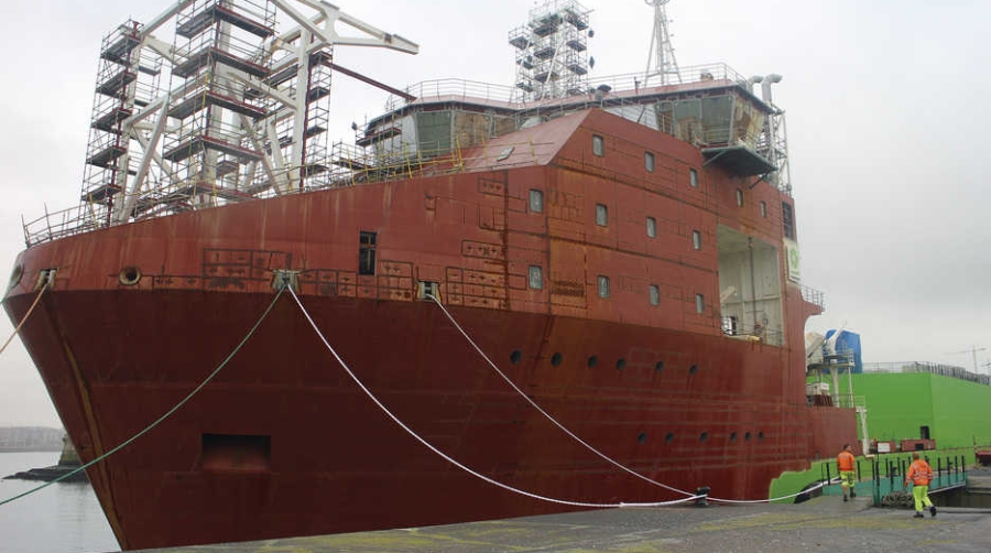 La Naval traslada el &quot;Living Stone&quot; al puerto de Bilbao para su finalizaci&oacute;n