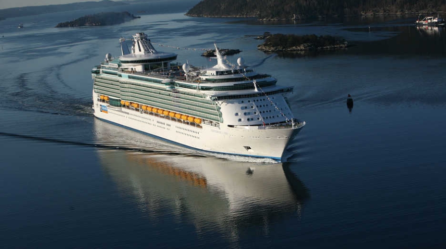 El "Independence of the Seas" aproximándose a Oslo.