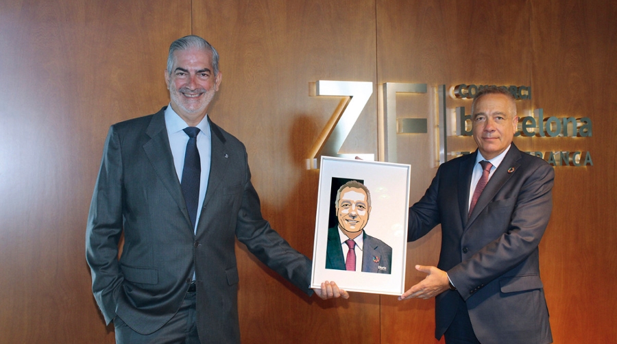 Pere Navarro recibe suretrato m&aacute;s Plus