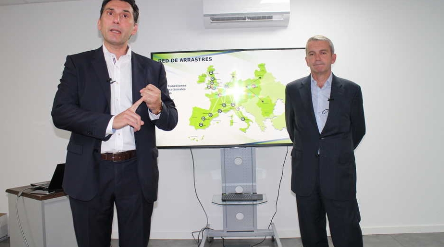 Luis Zubialde, director Global de Operaciones de Palletways, y Gregorio Hernando, director general de Palletways Iberia, el jueves durante la jornada de puertas abiertas celebrada en su hub de Alcal&aacute; de Henares. Foto M.J.
