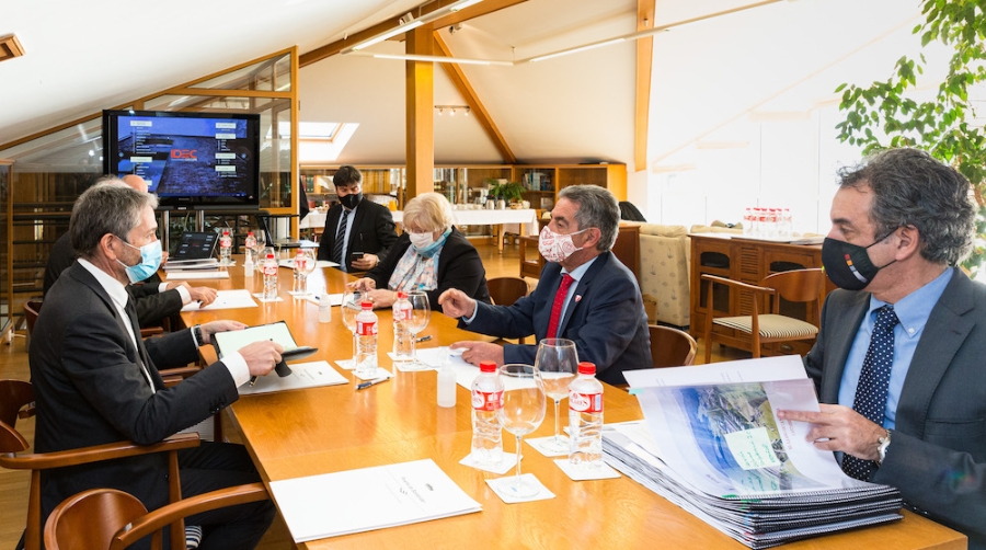 A la izquierda, los representantes del Grupo IDEC. Frente a ellos, de derecha a izquierda: Francisco Mart&iacute;n, consejero de Industria, Innovaci&oacute;n, Industria, Transporte y Comercio de Cantabria; Miguel &Aacute;ngel Revilla, presidente de Cantabria; Maite Palomino, delegada de IDEC en Espa&ntilde;a;, Jaime Gonz&aacute;lez, presidente de la Autoridad Portuaria de Santander.