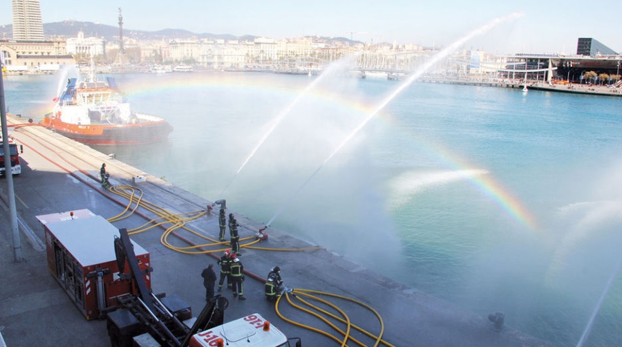 Remolcadores y Bomberos de Barcelona realizan un ejercicio pr&aacute;ctico conjunto