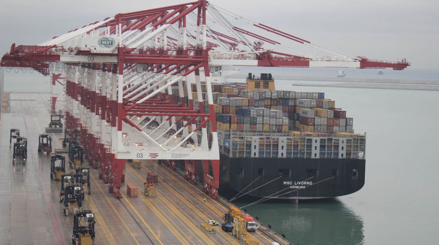 BEST establece un nuevo hito en Barcelona al atender un barco con ocho gr&uacute;as a la vez