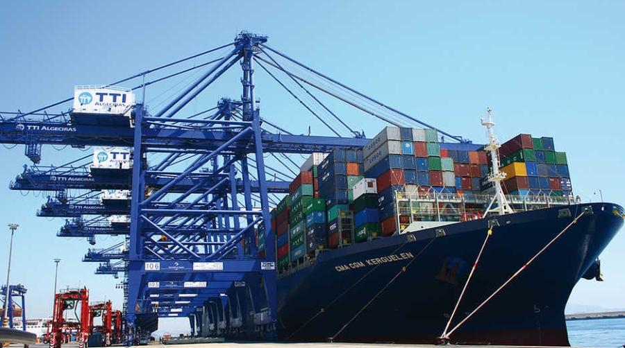 Uno de los buques de CMA CGM operando en las instalaciones de TTI Algeciras.