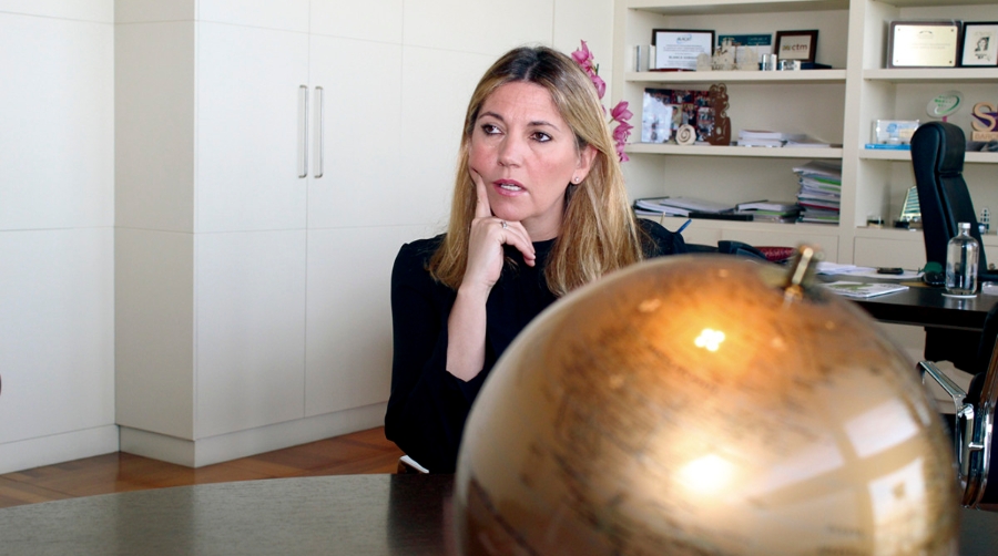 Blanca Sorigu&eacute;, directora general del Consorci de la Zona Franca de Barcelona, explica el SIL Am&eacute;ricas. Foto A. Tejera.