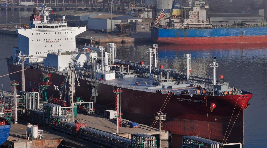 Imagen de una operativa con graneles líquidos en Escombreras, Puerto de Cartagena.