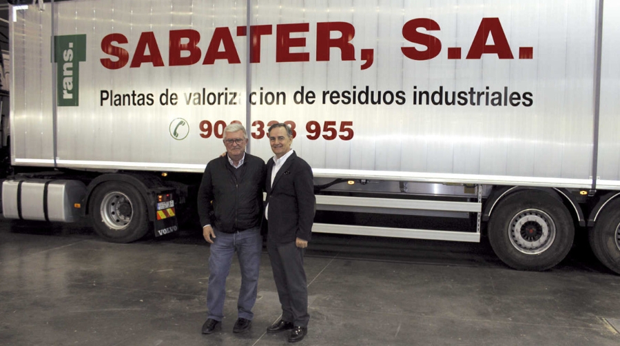 Jos&eacute; Sabater, gerente de Trans Sabater, y Fernando Mart&iacute;nez, de Pet (compa&ntilde;&iacute;a para su reciclaje). Foto Juan Manuel Barba.