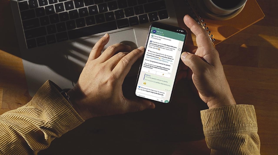 Los destinatarios de un envío de GLS Spain reciben un mensaje por WhatsApp con información sobre la fecha prevista de entrega de su paquete y opciones para gestionarla.