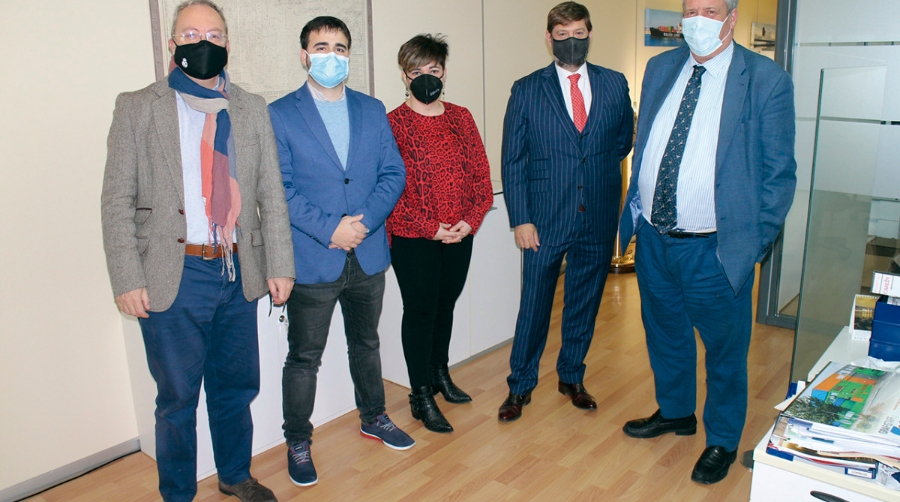 De izquierda a derecha, Sergio Esteban, departamento de Comercial; David Abell&aacute;n, director de Calidad; Cristina Mart&iacute;nez, departamento Comercial; Juan Carlos Abell&aacute;n, director general; y Juan Jos&eacute; Fern&aacute;ndez de Luz Belda, responsable Comercial de la Delegaci&oacute;n de Sevilla. Foto M.J.