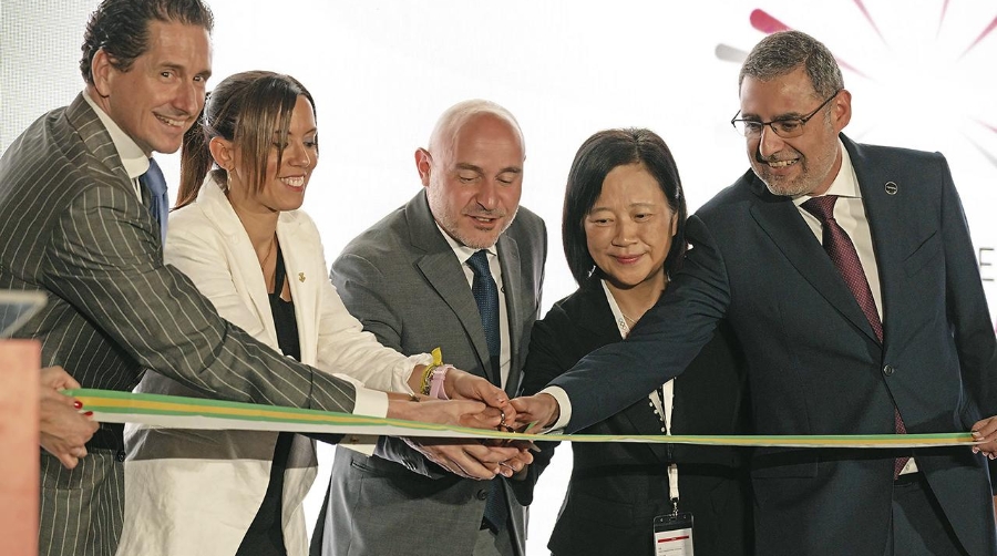 Un momento de la inauguración oficial de las nuevas instalaciones de Toyota Material Handling España.