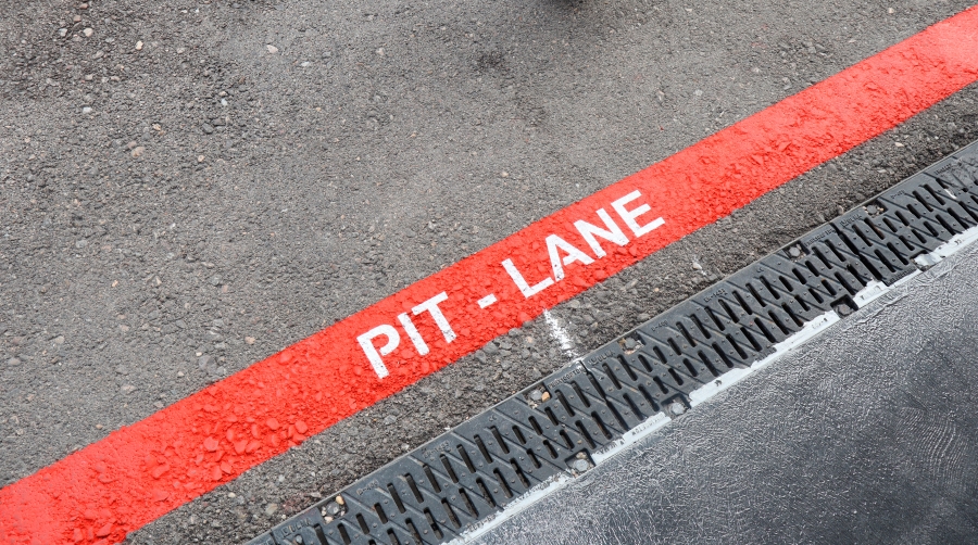 Acceso al pit lane en el Circuito del Jarama (Madrid).