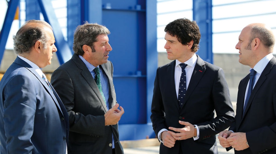 De izquierda a derecha: Seraf&iacute;n Loro&ntilde;o, director de Lointek; Javier Loro&ntilde;o, director de Lointek; Unai Rementeria, diputado de presidencia de la Diputaci&oacute;n Foral de Bizkaia; y Asier Atutxa, presidente de la Autoridad Portuaria de Bilbao.