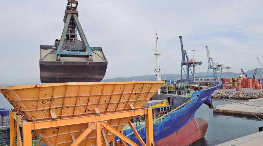 El puerto de Castellón es clave para la competitividad logística del sector azulejero, ya sea para la importación de materias primas o la exportación de producto terminado.