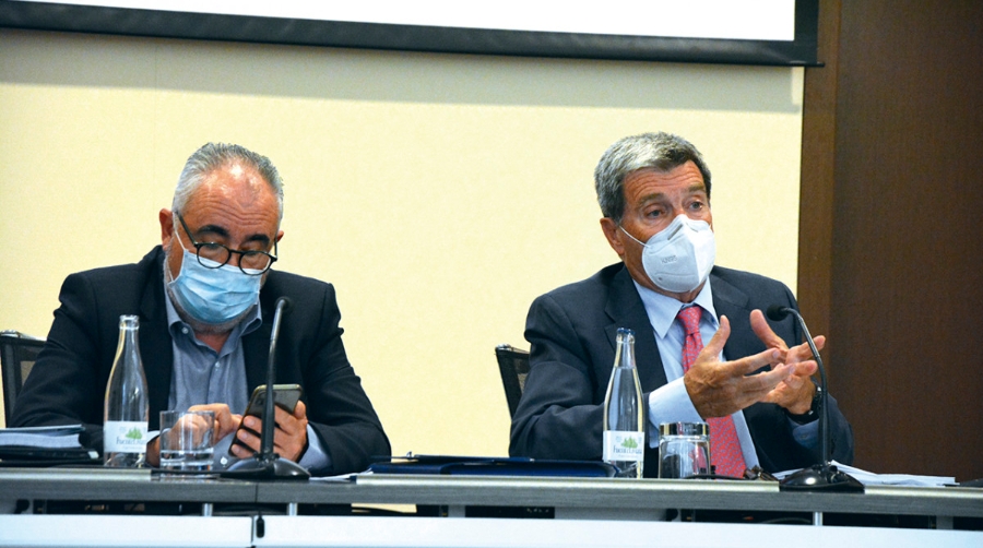 Francesc S&aacute;nchez, director general de la APV; y Aurelio Mart&iacute;nez, presidente de Valenciaport, durante su comparecencia de ayer. Foto: Ra&uacute;l T&aacute;rrega.