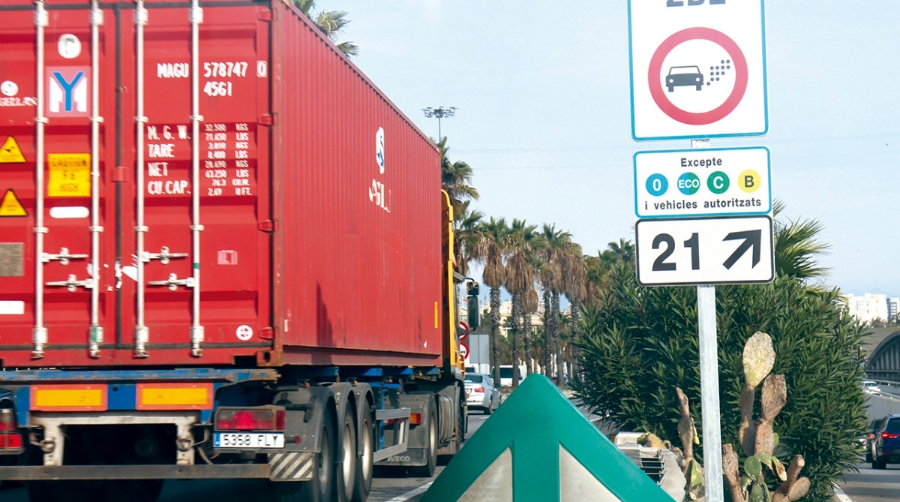 Los transportistas de Barcelona amenazan con movilizarse ante la imposibilidad de cumplir con la ZBE. Foto M. Guirao.