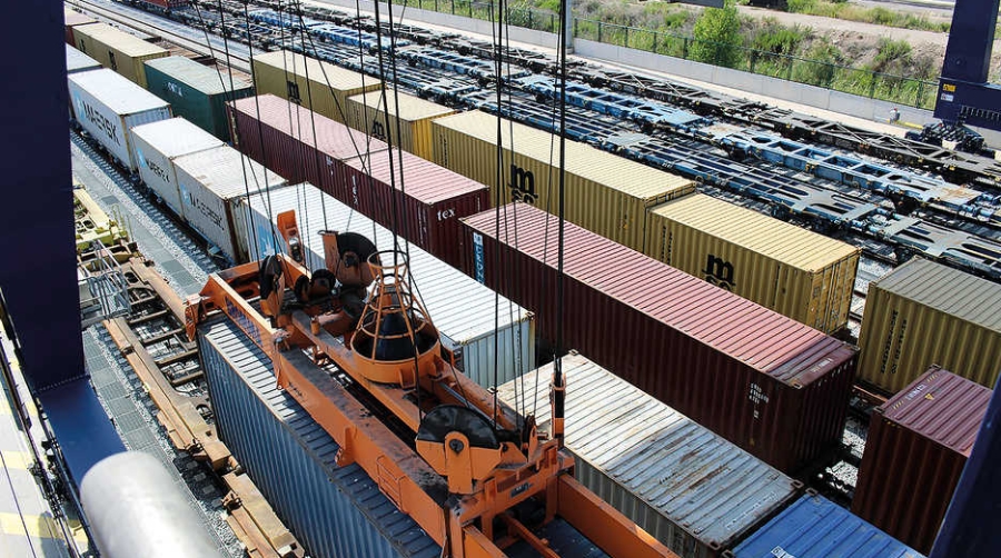 Barcelona canaliza casi un tercio de los TEUs de import/export que se mueven en Espa&ntilde;a
