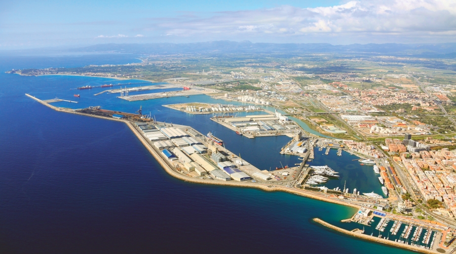 Fruta, construcción y los contenedores impulsan la diversificación en el Puerto de Tarragona