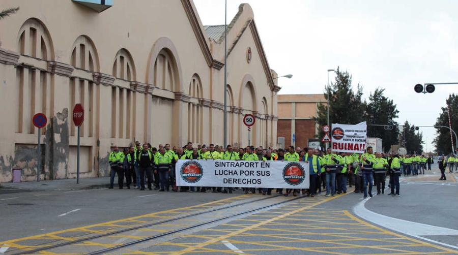 El paro del transporte inmoviliza unos 4.000 contenedores diarios en el Puerto de Barcelona