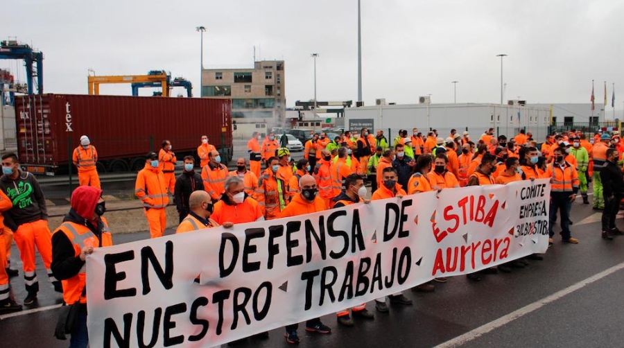 La mesa de negociación del convenio sectorial de los estibadores del Puerto de Bilbao se lleva desarrollando desde hace 15 meses. Foto J.P.
