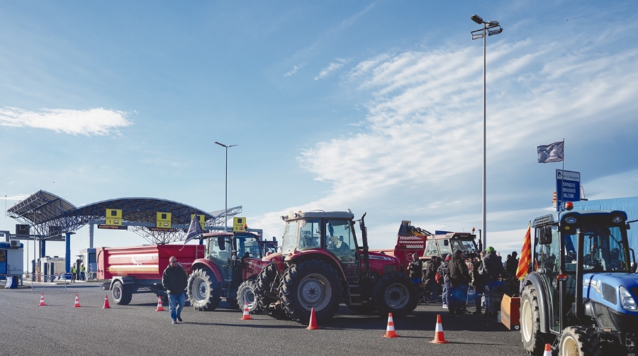 La segunda jornada de cortes en protesta por el acuerdo con Mercosur sigue provocando afectaciones en Port Tarragona.