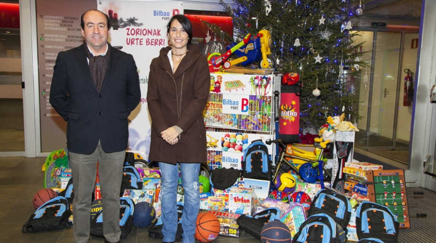 La Autoridad Portuaria de Bilbao entrega juguetes a la Cruz Roja