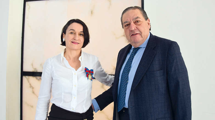 Mar Chao L&oacute;pez, directora comercial y de desarrollo de negocio de la APV, y Vicente Boluda, presidente ANARE, quien entreg&oacute; la Medalla. Foto Alba Garc&iacute;a.