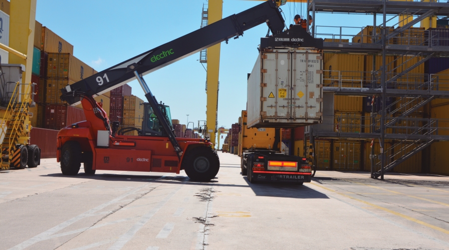 MSCTV prueba la reachstacker eléctrica de Kalmar pensando en la futura Terminal Norte