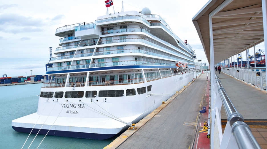 El &quot;Viking Sea&quot; escala por primera vez en el puerto de Valencia con 912 pasajeros a bordo