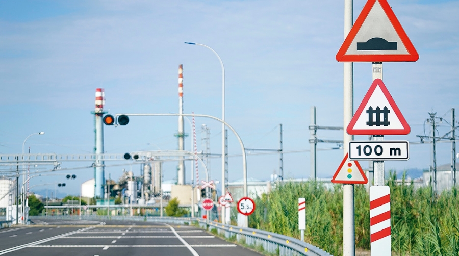 El Port de Tarragona mejora la seguridad vial y ferroviaria interna con nuevas se&ntilde;alizaciones.