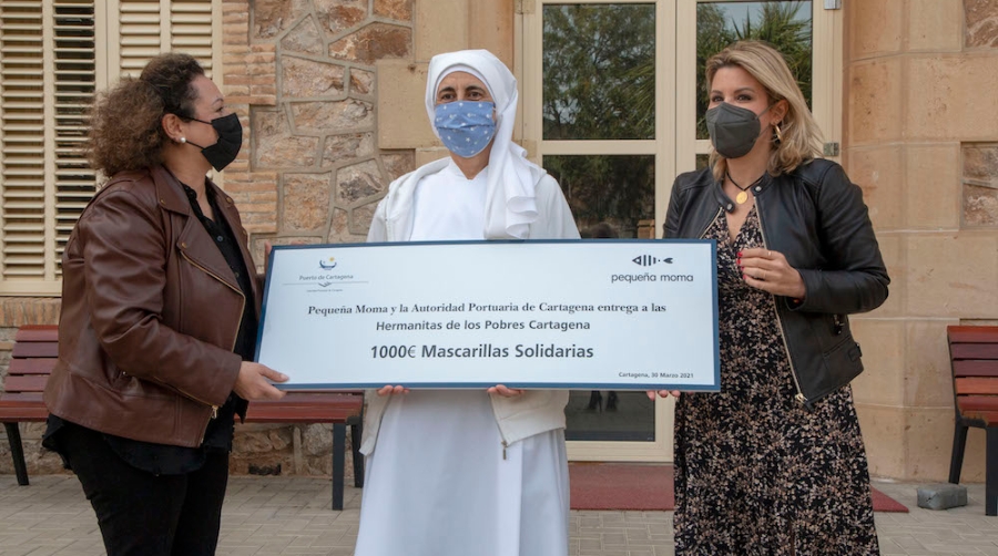 La presidenta de la APC, Yolanda Mu&ntilde;oz, y la cofundadora de Peque&ntilde;a Moma, Paloma J&aacute;udenes, han hecho entrega de un cheque solidario, por valor de 1.000 euros, a la Residencia de Mayores de las Hermanitas de los Pobres.