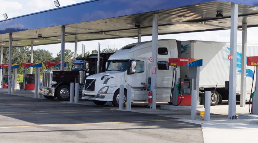 Fenadismer denuncia la inestabilidad de las ayudas al gasóleo a los transportistas