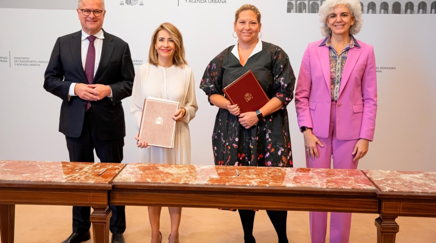 De izquierda a derecha, Soren Skou, CEO de AP Moller-Maersk; Raquel Sánchez, ministra de Transportes; Henriette Halberg Thygesen, consejera delegada de Fleet Strategic Brands de AP Moller-Maersk; y Amparo Moraleda, miembro del Consejo de Dirección de AP Moller-Maersk.