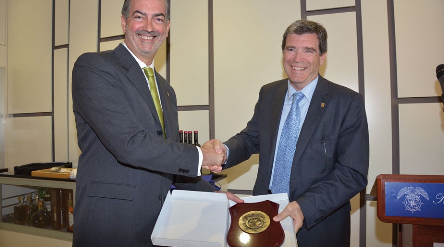 Aurelio Mart&iacute;nez pide la implicaci&oacute;n de la Comunidad Portuaria para ganar la batalla de la eficiencia