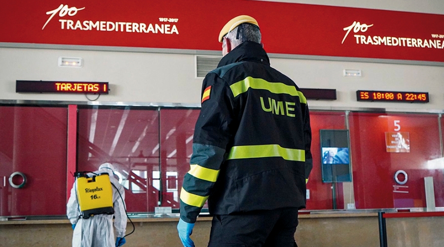 La UME mantiene los trabajos de desinfecci&oacute;n en el puerto de Valencia