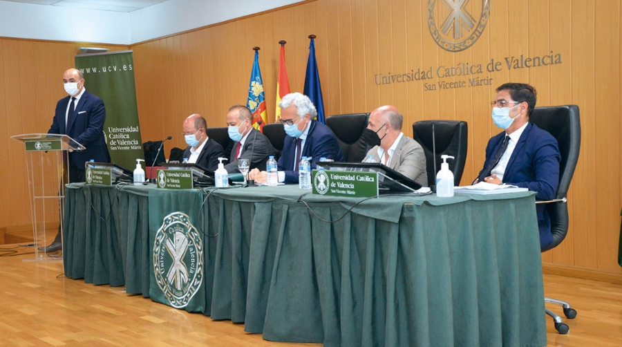 Mesa redonda de expertos. Desde la izquierda: Miguel Rocher, managing director de Operplus (Grupo Alonso); Jorge Alonso, presidente de Grupo Alonso; Jos&eacute; &Aacute;ngel Mart&iacute;nez, director de Transportes de Reale Seguros; Rafael Real, socio director de Tractio Risk; Pedro S&aacute;ez, director general de Eurovet y Carlos Salinas, socio fundador de MA Abogados.