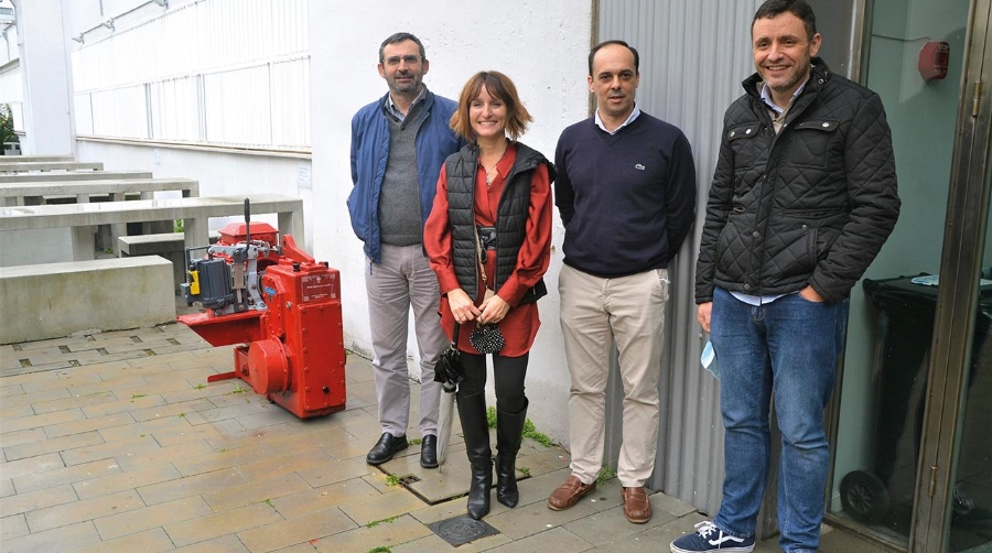 La bienvenida al motor reductor en el museo de la ETSI, con Alberto Rodríguez, director de HSSE; la directora de la ETSI de Algeciras, Paloma Cubillas; José Miguel Carreño, director de Mantenimiento; y Juan Jesús Lara, coordinador de Ingeniería.