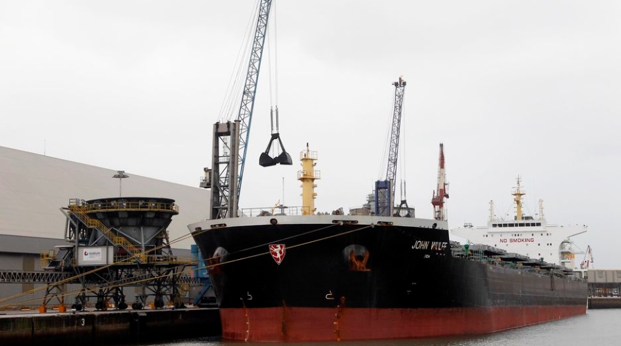 El tir&oacute;n de los graneles s&oacute;lidos permite crecer al Puerto de Santander un 2,28% hasta agosto