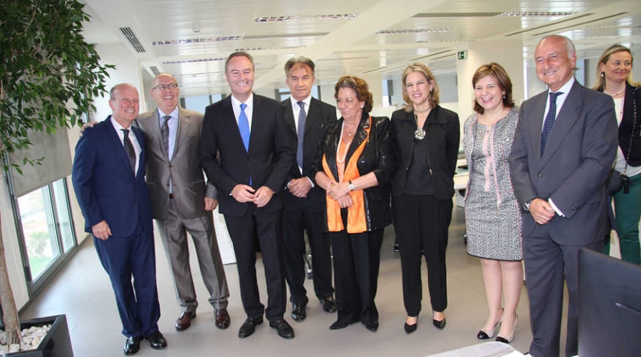 M&aacute;ximo Buch, conseller de Econom&iacute;a; Francisco Lorente, director general de MSC Espa&ntilde;a; Alberto Fabra, presidente de la Generalitat Valenciana; Pasquale Formisano, director general de MSC; Rita Barber&aacute;, alcaldesa de Valencia; Paula S&aacute;nchez de Le&oacute;n, delegada del Gobierno; Isabel Bonig, consellera de Infraestructuras y Rafael Aznar, presidente de la Autoridad Portuaria de Valencia, en las oficinas de MSC.