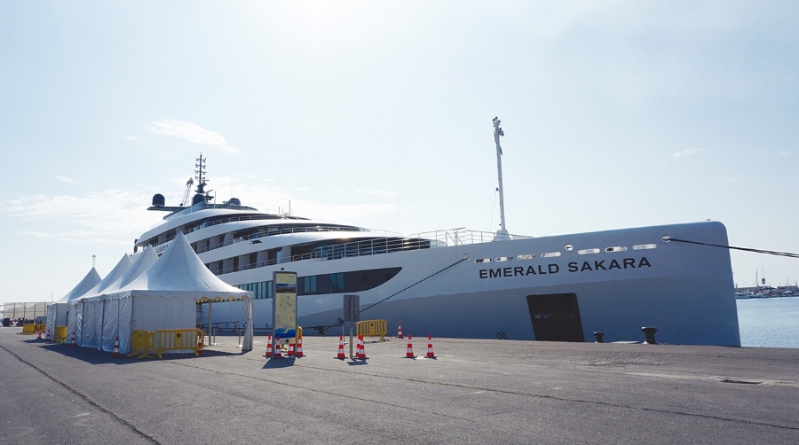 El “Emerald Sakara” atracado en el Puerto de Castellón.