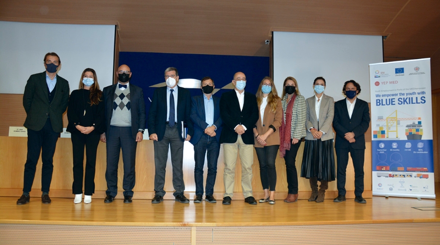 Representantes de la administraci&oacute;n, la APV, Fundaci&oacute;n Valenciaport y comunidad portuaria durante la jornada sobre FP celebrada ayer en el puerto de Valencia. Foto: Ra&uacute;l T&aacute;rrega.