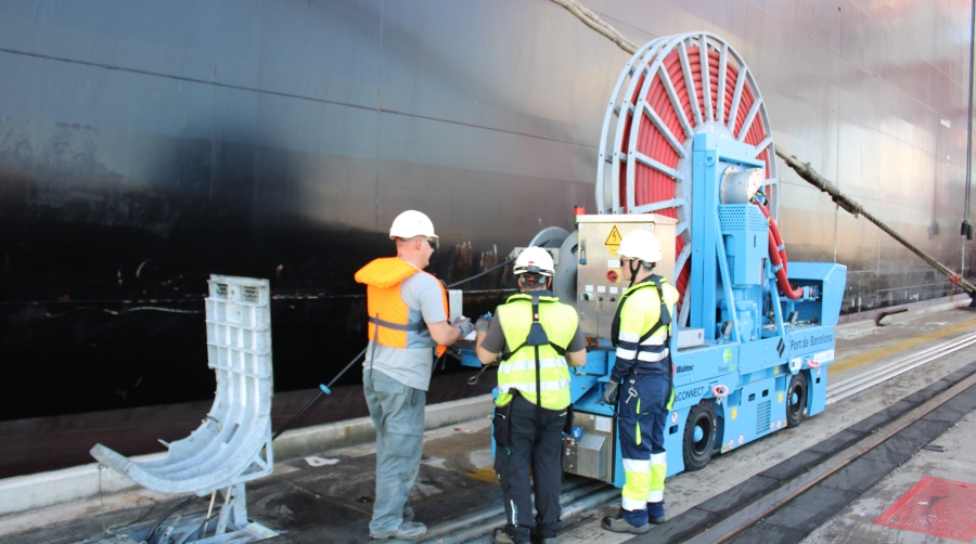 Port de Barcelona ha aprobado una nueva estructura de tarifas para el suministro eléctrico a buques atracados en la terminal BEST del muelle Prat.