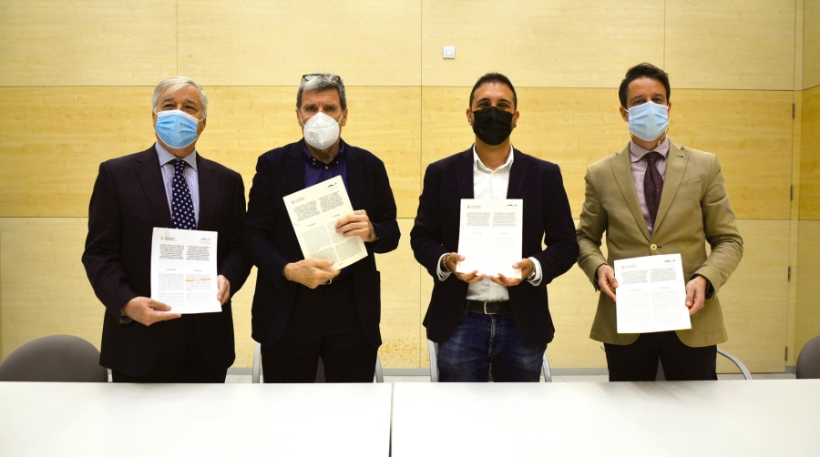 Federico Torres, jefe de Transición Ecológica de la Autoridad Portuaria de Valencia; Aurelio Martínez, presidente de la APV; Alejandro Ramón, concejal de Emergencia Climática y Transición Energética; y José Vicente Ruano, secretario general del Ayuntamiento de Valencia, tras la firma del convenio de colaboración. Foto: Raúl Tárrega.
