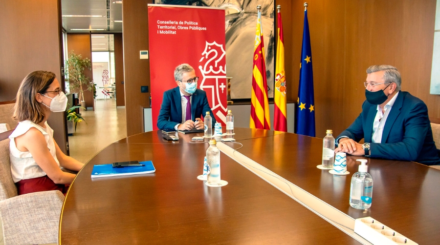 Roser Obrer, directora general de Obras P&uacute;blicas, Transporte y Movilidad Sostenible; Arcadi Espa&ntilde;a, conseller de Pol&iacute;tica Territorial, Obras P&uacute;blicas y Movilidad; y Carlos Prades, presidente de la FVET.