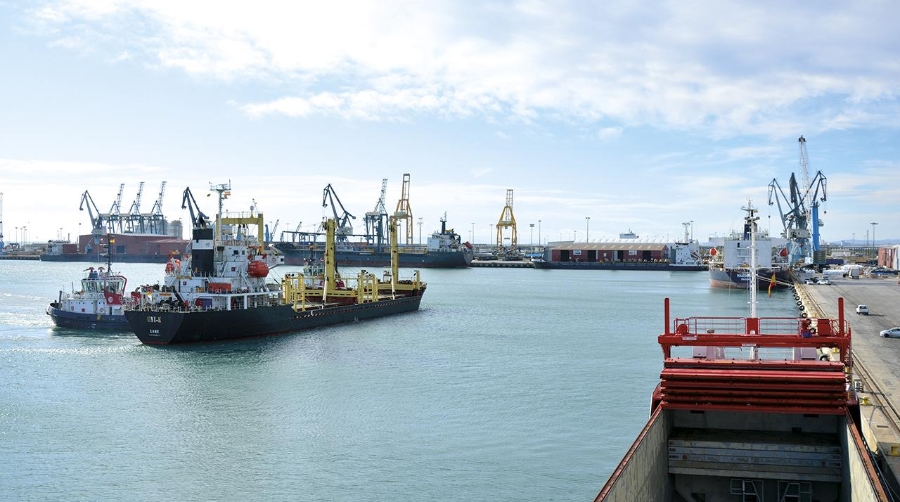 El nuevo acuerdo dota de estabilidad al sector del remolque en el Puerto de Sagunto. Foto: DP.