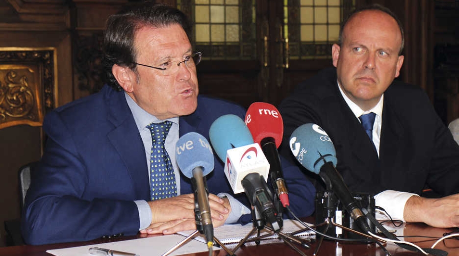 Abelardo Carrillo, director general de Renfe Mercanc&iacute;as, ayer junto a Alejandro Huergo, director Comercial. Foto M.J.
